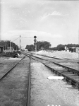 803394 Gezicht op het spoorwegemplacement te Maarn, met een driehoogten-lichtsein van het seinstelsel '46.